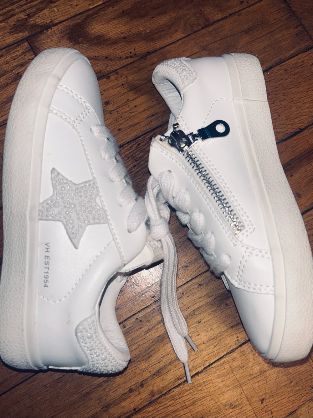 VINTAGE HAVANA KIDS White Star Accent Sneakers with Side Zip